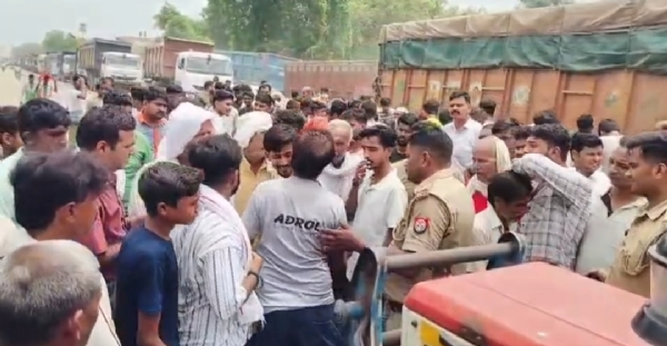 घटनास्थल पर हंगामा करते ग्रामीण