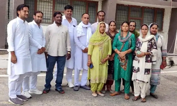 फतेहाबाद। डीसी से मिलने जाते जिला पार्षद।