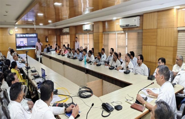 फ्लाइंग स्क्वायड तथा ड्यूटी मजिस्ट्रेट की बैठक लेते एसडीएम डॉ जितेंद्र सिंह।