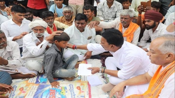 काँवड़ यात्रा में मृत हुए लोगों के परिजनों से मिले प्रभारी मंत्री