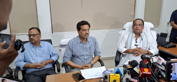 प्रेस वार्ता करते स्‍वास्‍थ्‍य मंत्री