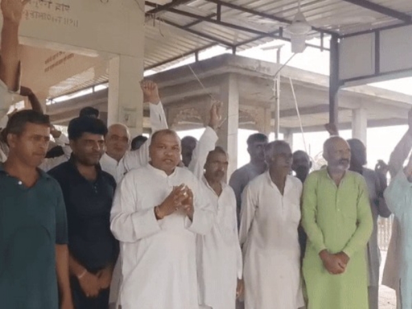 पंचायत में लिए गए फैसले की जानकारी देते गांव धनीरवास के लोग।