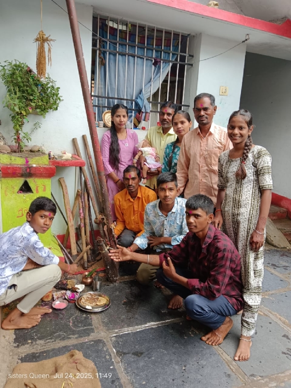ग्राम श्यामतराई में कृषि उपकरणों की पूजा करते हुए ग्रामीण।