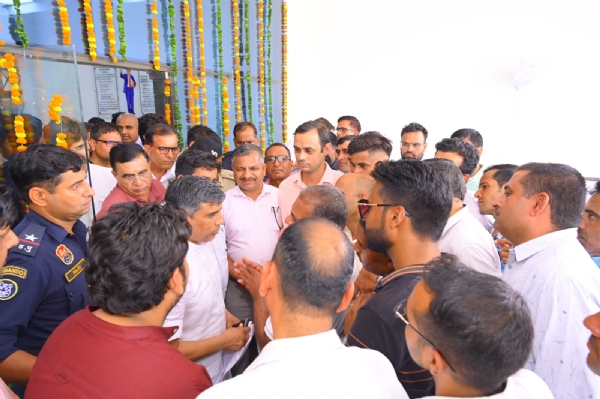 शिक्षा मंत्री को ज्ञापन सौंपते कर्मी।