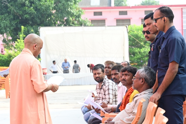 जनता दर्शन में सीएम योगी ने सुनीं 200 लोगों की समस्याएं*