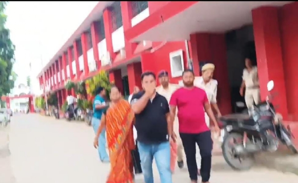 अभियुक्त को जेल ले जाती पुलिस