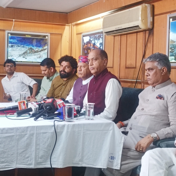 हिमाचल भवन में आयोजित प्रेसवार्ता में जयराम ठाकुर