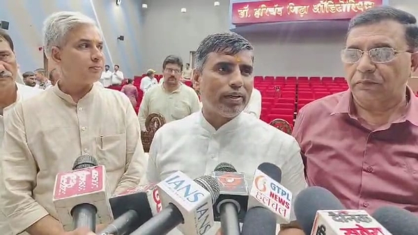 पत्रकारों से बातचीत करते शिक्षा मंत्री