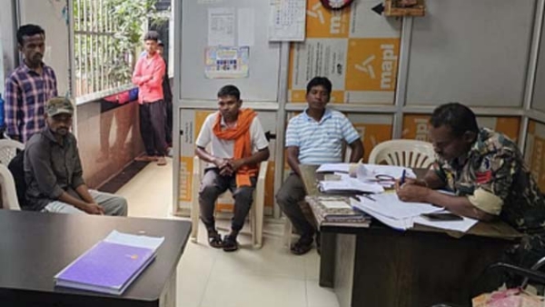 बच्चे की माैत के बाद मेकाॅज चाैकी में परिजन