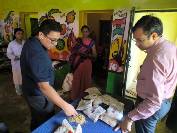 निरिक्षण करते कलेक्टर