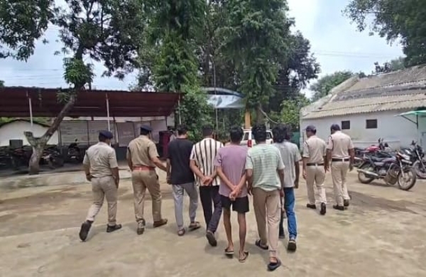 आराेपियाें काे न्यायालय ले जाते पुलिस