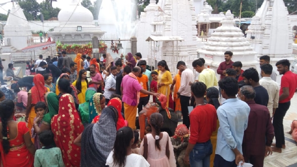 नर्मदा मंदिर दर्शन करने शिवभक्तों की उमड़ी भीड़