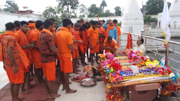 कावडि़ए माता नर्मदा के दर्शन कर