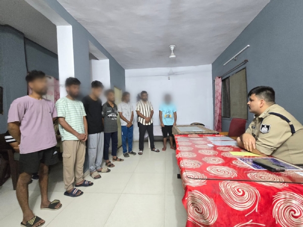 पुलिस अधीक्षक मोती उर रहमान  कोतवाली में आरोपियों से पूछताछ करते