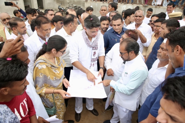 विकास कार्य देखते पायलट