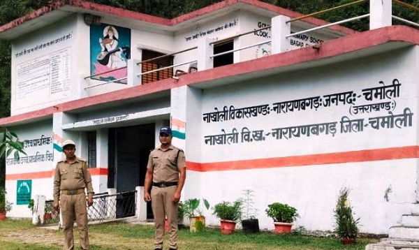 मतदान केंद्र खाली, ड्यूटी पर तैनात कर्मी।
