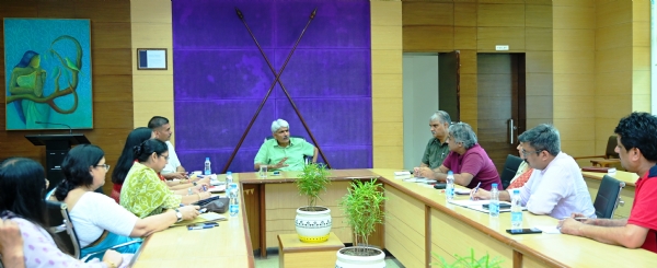 मदवि में हरियाली तीज को लेकर अधिकारियों की बैठक लेते कुलपति राजबीर सिंह।