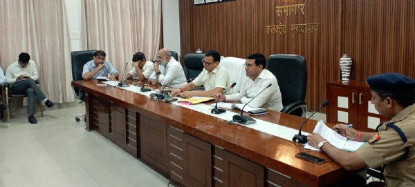 अपर जिलाधिकारी प्रशासन गुलाब चंद्र की अध्यक्षता में कलेक्ट्रेट सभागार में आयोजित होती सड़क सुरक्षा की मासिक समीक्षा बैठक।