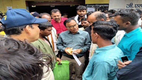 छिंदवाड़ाः अधिकारियों द्वारा लगातार किया जा रहा खाद वितरण केन्द्रों का निरीक्षण