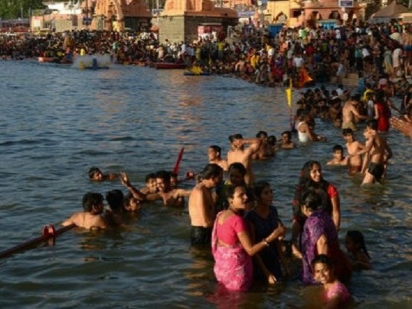 हरियाली अमावस्या पर उज्‍जैन में शिप्रा में श्रद्धालुओं ने किया स्नान