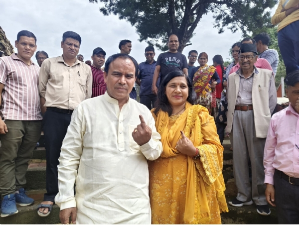 बूथ में जाकर मतदान करते डॉक्टर धन सिंह रावत