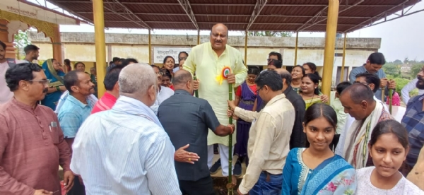 कोरबा : पूर्व राजस्व मंत्री जयसिंग अग्रवाल के मुख्य आतिथ्य में भवानी मंदिर के समीप निर्मित प्रदेश के एकमात्र छत्तीसगढ़ महतारी मंदिर में मनाया गया हरेली तिहार