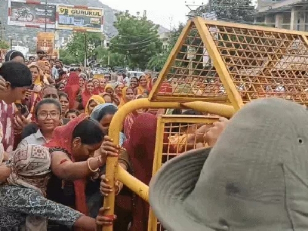 महिलाआं का विराेध।