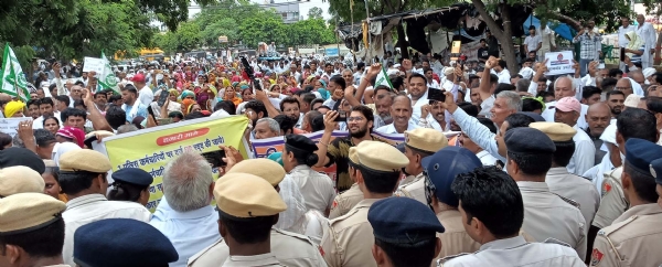 लघु सचिवालय के समक्ष एकत्रित भीड़।