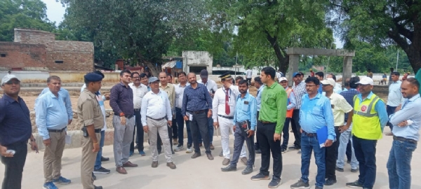 विंध्याचल रेलवे स्टेशन का निरीक्षण करते डीआरएम।