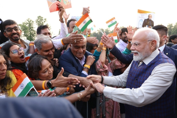 दो दिवसीय यात्रा पर लंदन पहुंचे प्रधानमंत्री मोदी का भारतीय समुदाय ने जोरदार स्वागत किया। (फोटो-एक्स).