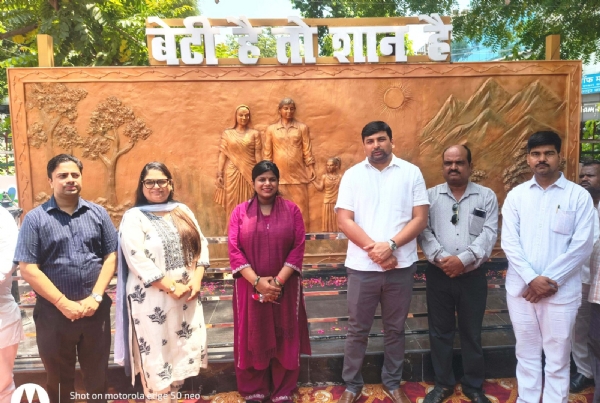 सेल्फी पॉइंट पर खड़े अधिकारी गण