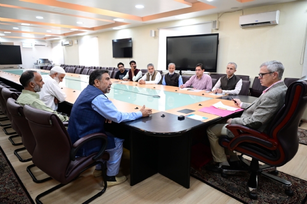 मुख्यमंत्री उमर अब्दुल्ला ने मशीन-निर्मित कालीनों के गलत ब्रांडिंग को लिया गंभीरता से