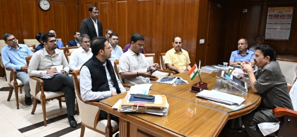 हरियाणा के उद्याेग मंत्री अधिकारियाें की बैठक लेते हुए