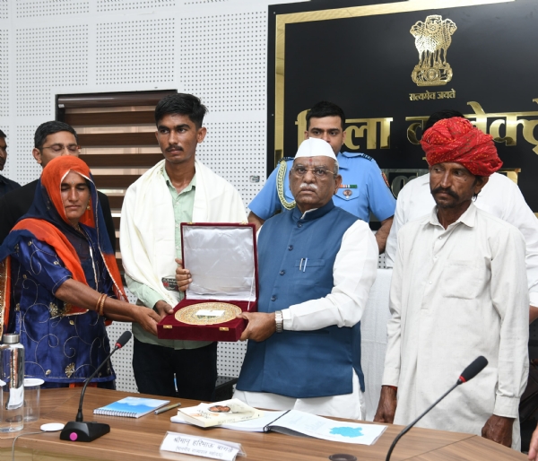 चुनौतियों से लड़कर नीट में सफल होने वाले श्रवण कुमार का राज्यपाल ने सम्मान किया