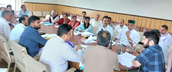 पुनर्वास एवं पुनर्स्थापन समिति की बैठक की अध्यक्षता करते हुए उपायुक्त।