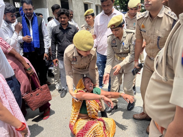 एसएसपी ऑफिस पर प्रदर्शन करते भीम आर्मी व आजाद समाज पार्टी के पदाधिकारी, पीड़ित परिवार को न्याय दिलाने की उठाई मांग।