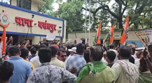 अवैध रेत खनन में हुए गोलीकांड मामला : मुख्य आरोपितों की गिरफ्तारी की मांग को लेकर कांग्रेस का प्रदर्शन