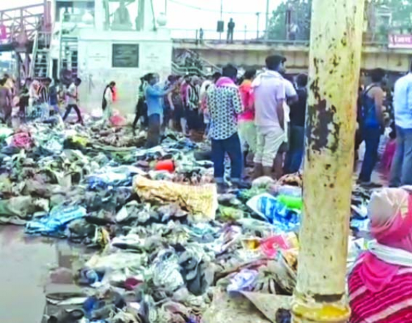 घाट पर लगा कूड़े का अंबार