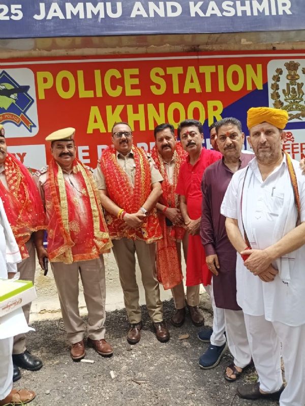 वरामणा सभा ने अखानूर पुलिस सटेशन के अधिकािरियाें काे किया सममानित्