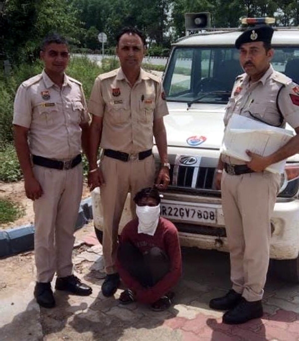 फतेहाबाद। टोहाना पुलिस द्वारा चोरी के आरोप में गिरफ्तार युवक।
