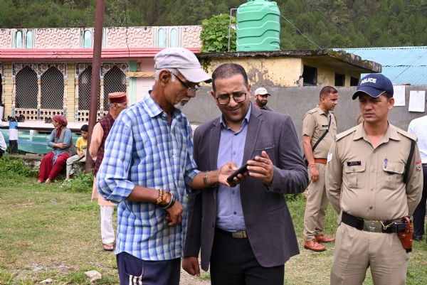जिला निर्वाचन अधिकारी ने किया मतदान केंद्रों का निरीक्षण करते हुऐ