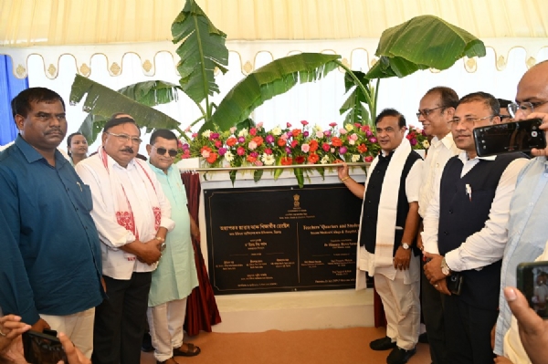 डिब्रूगढ़: मुख्यमंत्री डॉ हिमंत बिस्व सरमा 146.43 करोड़ की परियोजनाओं की आधारशिला रखते हुए।