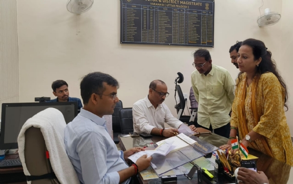 जिलाधिकारी सत्येन्द्र कुमार जनता दर्शन में