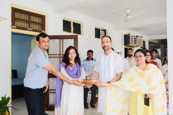 मंदिर पुजारी को सम्मानित करते जिलाधिकारी