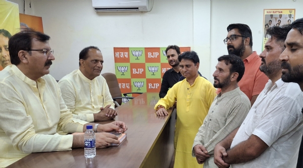 प्रो. घारू राम और अरविंद गुप्ता ने भाजपा मुख्यालय में जनता दरबार लगाया