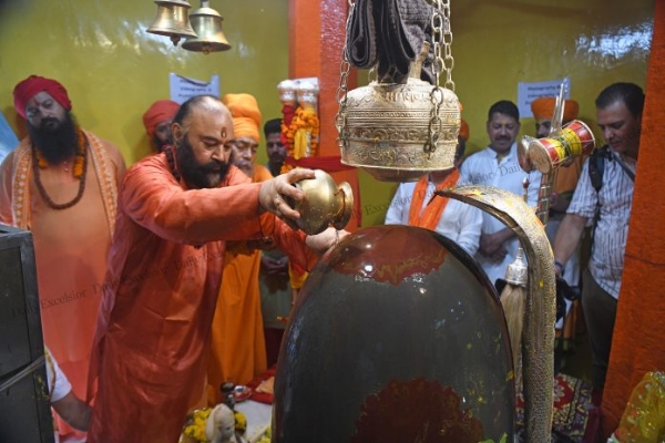 श्रावण अमावस्या के अवसर पर विशेष पूजा-अर्चना के लिए पवित्र छड़ी मुबारक को ले जाया गया ऐतिहासिक शंकराचार्य मंदिर
