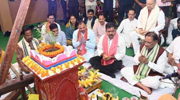 मुख्यमंत्री साय  भगवान शिव का  अभिषेक करते