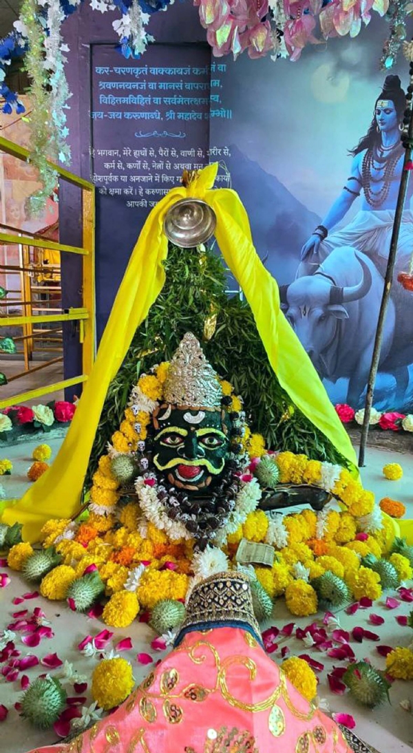 बीड़ बबरान धाम में महाकाल के भांग व पुष्प श्रृंगार का दृश्य।