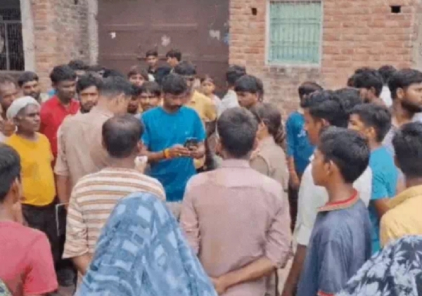 मौके पर भीड़