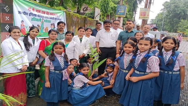 कलेक्टर ने ज्ञानदीप स्कूल परिसर में बच्चों के साथ किया पौधारोपण